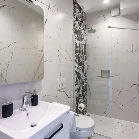 Capitis In The Center- Exclusive Apartment-stunning Fortress View דירה חוואר